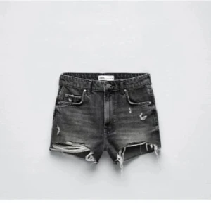 Zara shorts  - Jätte fina shorts från zara som tyvärr inte passade mig. De är aldrig använda och prislappen sitter kvar. Slutsålda på zara, nypris 359kr.