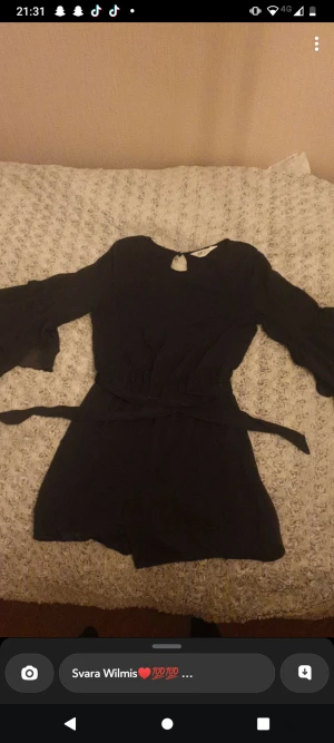 Byxdress  - En blå byxdress "klänning" med ett skärp 