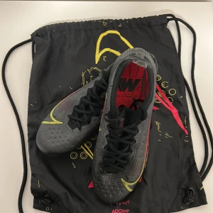 Nike Mercurial Vapor 14 Elite AG-PRO Motivation -Black x Prisma - Svart/ Gul/Röd - Skorna används av den portugisiska fotbollsstjärnan Cristiano Ronaldo. De används främst till konstgräs, men funkar även till gräs. Som sagt PRISET kan diskuteras vid sänkning