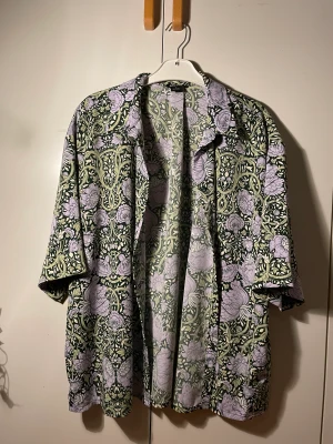 Skjorta - Härlig sommar skjorta som är tjockare i materialet. Faller fint på och kan stylas på flera sätt. Stor i storleken. Köparens går får frakten! Pris går att diskutera.