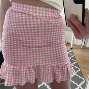 Säljer en rosa/vit kjol från Gina Tricot i storlek M❣️Den är helt oanvänd och därför i nyskick!! Perfekt nu till sommaren 