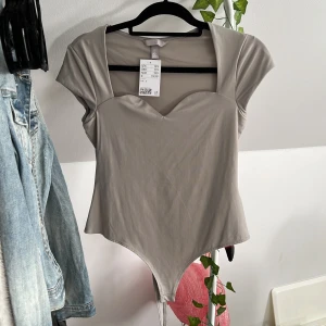 T-shirt body - En snygg body från HM, storlek S. Helt ny, enbart testad. Tyvärr var den stor för mig och glömde att returnera. 🤍