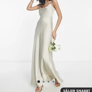 Balklänning - Hej! Säljer denna balklänning från ASOS då den inte passade på mig vilket betyder att den inte är använd, lapp sitter kvar. Klänningen är i färgen salviagrön. Nypris var 1569kr därav priset 💗🙏🏻