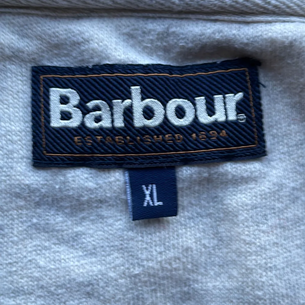 En grå sweatshirt från barbour. 9/10 knappt använd. Storlek XL. Funkar till det mesta. . Tröjor & Koftor.