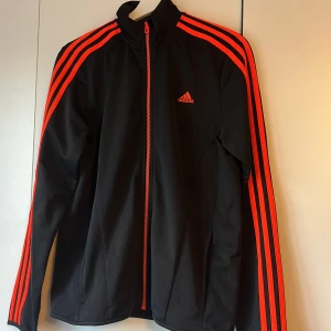 Tröja - Tröja med dragkedja från adidas, storlek S, använd men i fint skick.