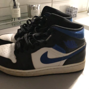 Jordan 1 mids  - Säljer mina Jordan 1 mids eftersom att jag nt använder dem längre , storlek 43 , nypris 1499