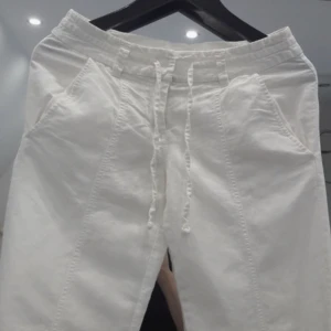 Linnebyxor - Ett par lowwaisted vita linnebyxor ifrån märket cherokee i bra skick. Midja ca 34 och innerbenslängd ca 70. Tyvärr är de lite för tighta på mig och därför säljer jag. Tveka inte att meddela mig vid eventuella frågor och funderingar☺️