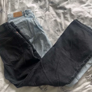 2 par monki jeans - Jag säljer 2 par högmidjade monki jeans, dom blåa är i storlek 26 och dom svarta är i storlek 27. Du kan köpa båda för 50kr. Dom är i bra skick och inte så använda🫶🏼klicka gärna på köp nu om du vill köpa