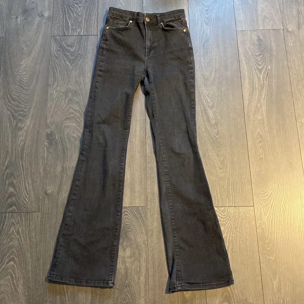 Svarta bootcut jeans från River Island, strl 10 (strl S). Jeans & Byxor.