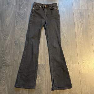 Svarta bootcut jeans från River Island, strl 10 (strl S)