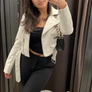 Beige skinnjacka - En beige skinnjacka från stradivarius. Bra skick, endast använd ett fåtal gånger. Storlek L, men liten i storleken skulle passa en S/M. 