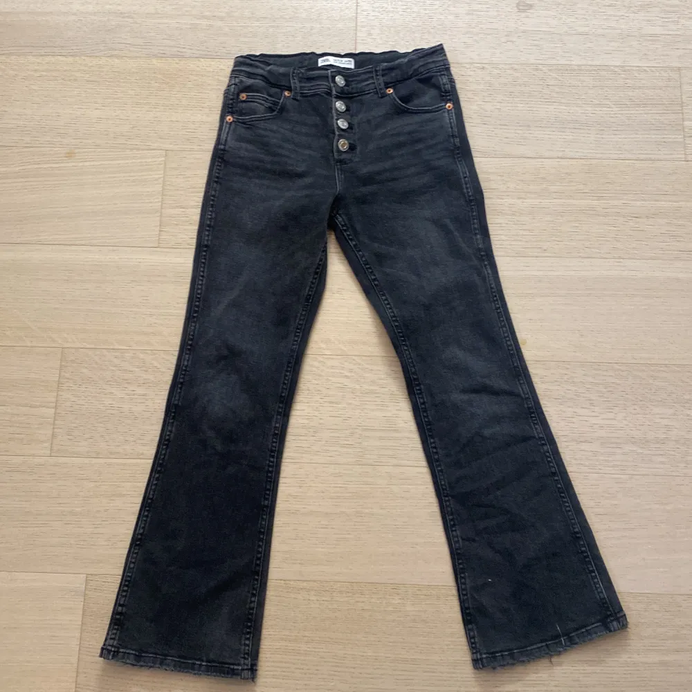 Jeans från Zara i nyskick. 150kr plus frakt. Dom är mörkgråa.. Jeans & Byxor.