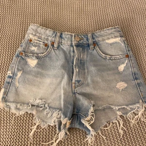Ljusblå jeansshorts  - Säljer dessa jätte snygga ljusblåa jeansshortsen från Zara! Köpta i spanien 2021 men har knappt använt dom! Perfekta nu till sommaren! Pris kan diskuteras! Köparen står för frakten💞