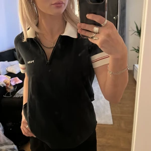 Piké  - Vintage Piké från Peak Performance. Storlek L men är liten i storleken, skulle nog säga att den sitter som en M. Den är marinblå/svart😊