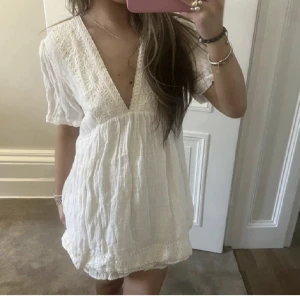 Vit Zara klänning - Superfin vit klänning från zara som jag köpte här på plick men som inte passade. Bilderna är lånade från förra ägaren💘