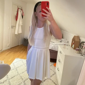 Studentklänning  - Vit klänning med spets i ryggen, perfekt till studenten! Köpt på trend house. Fint skick! 🥰