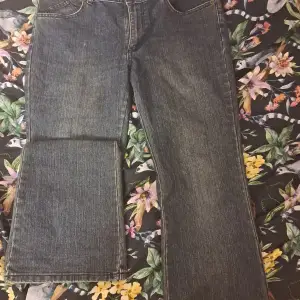 Mörkblåa low waisted jeans med mönster på bakfickorna gott skick aldrig använt 💕