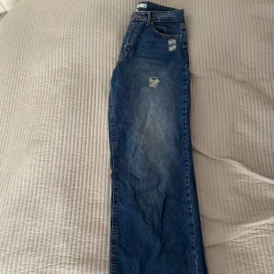 Jeans - Fina vida jeans med några slitningar. Är i bra skick!