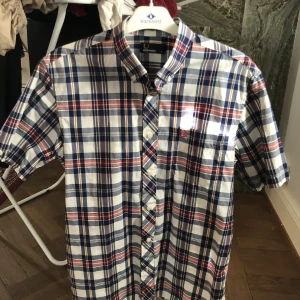 Fred Perry skjorta  - I bsomut nyskick  Butikspris 1200kr