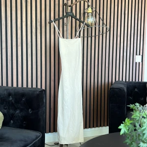 Långklänning  - Superfin klänning i nyskick. Lapparna är kvar. Skönt Marterial som faller mot kroppen 