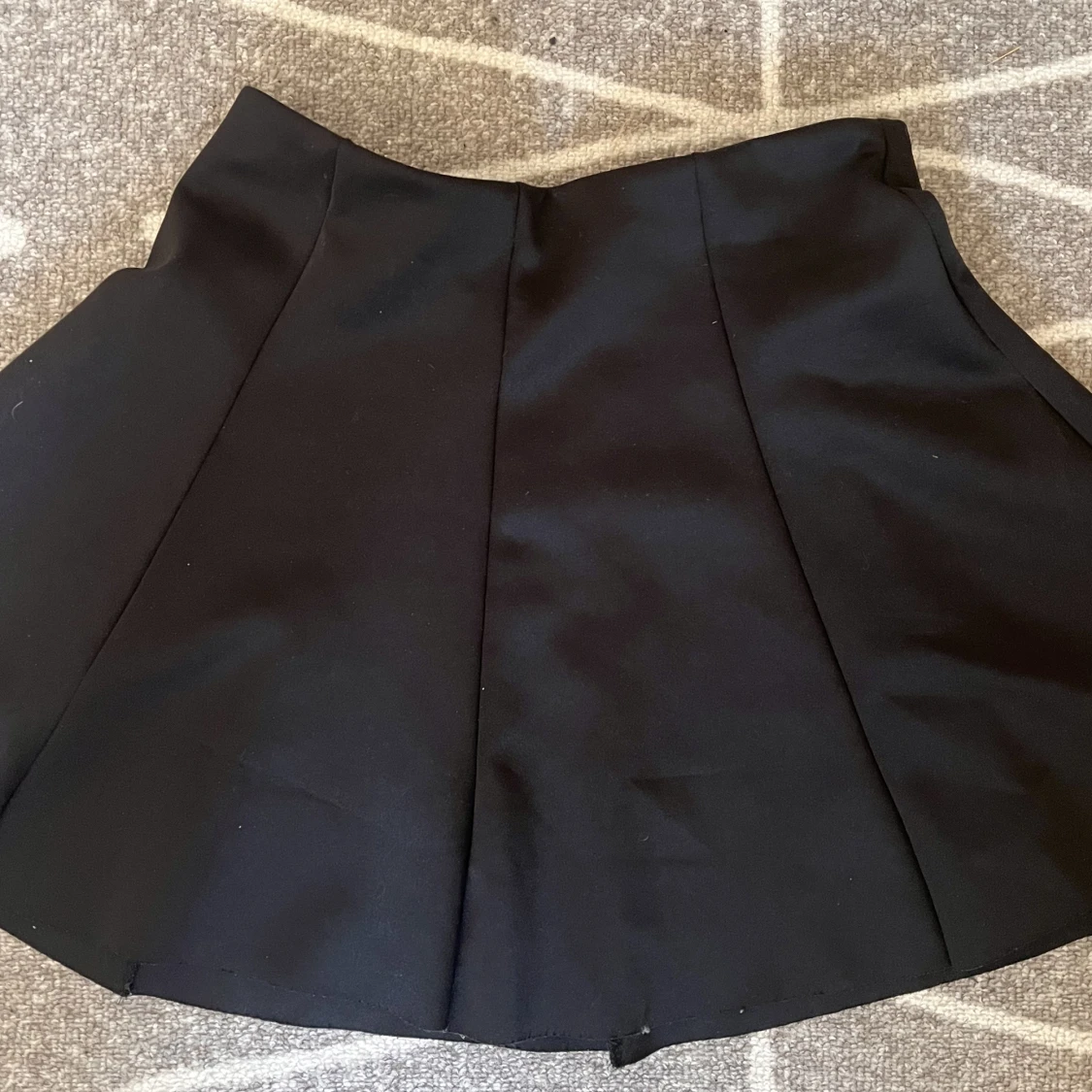 Kort utsvängd kjol - 90