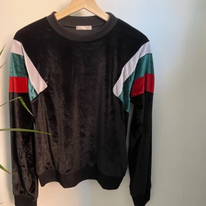 Sammetströja - Fin och skön tröja från Zara som jag inte använder längre. Är i bra skick!