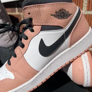 Säljer mina Jordan 1 Mid Pink Quartz strl 38,5. Använd ca 2 gånger, dem är i super fint skick. Jätte populär modell som går för mycket, helt slutsålda. Vid stort intresse blir det budgivning! 