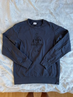 Cp Company Tröja - Cp Company tröja i något tunnare material Fint skick Hör av dig i DM vid funderingar :)