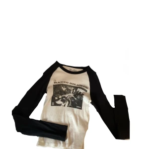 Brandy tröja  - En tight tröja från Brandy Melville med tryck.  (Sista 2 bilderna är ej mina) !!tryck ej på köp nu!! 
