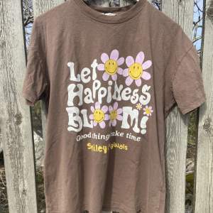 En oversized t-shirt från Pull & Bear med ett par blommor och texten ”Let Happines Bloom”❤️