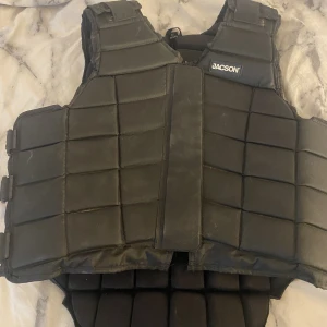 Säkerhetsväst  - Säkerhetsväst Jacson  Använd sparsamt  Tvättas självklart innan köp 