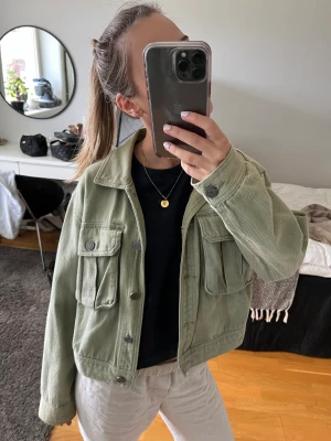 Grön jacka  - Säljer denna skitsnygga gröna jacka i bra skick! 