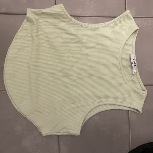 Söt topp från NA-KD  - Strl XS 30kr (köparen står för frakten)