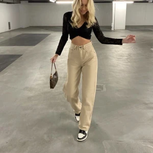 Beiga jeans  - Beigea högmidjade jeans från weekday🌸knappt använda så i bra skick😍stl 38 men passar även mig med stl 36💗