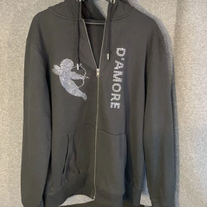 ASFET RHINESTONE ZIP-HOODIE - Säljer min superfia Rhinestone zip-hoodie från märket, D’AMORE!!! Den är helt ny, endast använd en gång! Nypris 600. storlek L - passar M-Xl