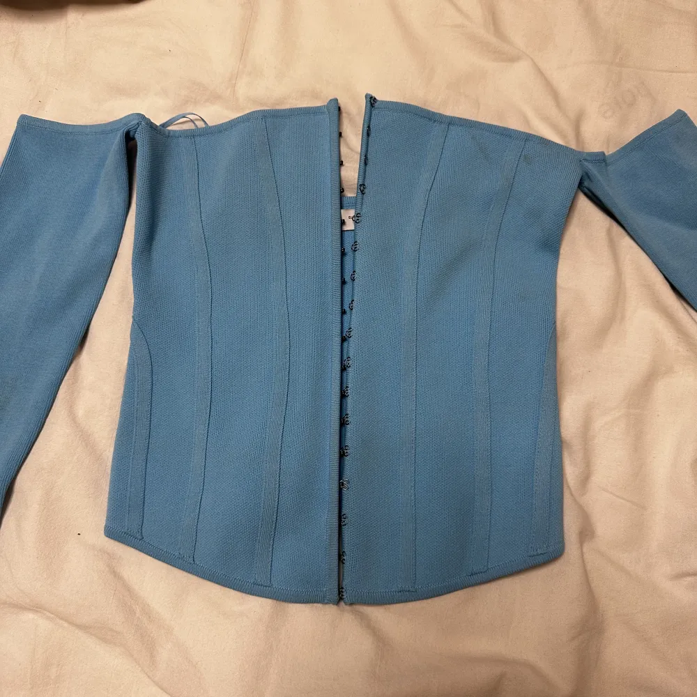 Säljer denna skit snygga tröja från Zara som har ihopsatta ärmar till. Man knäpper tröjan och den sitter åt bra. Köpte den i somras och den är använd enbart en gång.. Toppar.