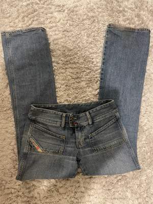 Säljer ett par jättefina lågmidjade jeans. Köpte secondhand men märket är diesel. Jeansen har inga deffekter över huvudtaget. Dom är alldeles för stora på mig så tyvärr kan jag ej ta några bilder på. Säljs då de aldrig kommer till användning. 