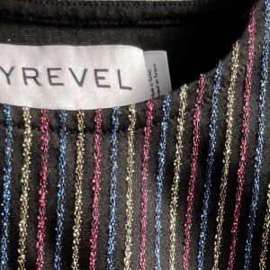 Glitterrandig tröja - Randig tight tröja med glittriga ränder i rosa, blått och gult! Super fin och bra skick! Säljs då den tyvärr inte kommer till användning. Strl S!