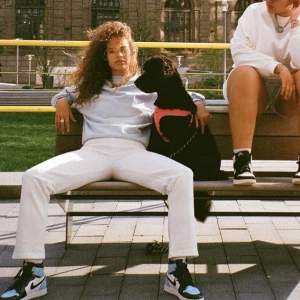 Mjukisbyxor Adsgn - Säljer dessa snygga vita mjukisbyxor från Alice Stenlöfs märke ”Adsgn”. Byxan heter ”straight sweatpants off white”. De finns inte längre kvar att köpa. Använda 3ggr, är i väldigt fint skick! Strl.S  300kr+ frakt 🫶🏼