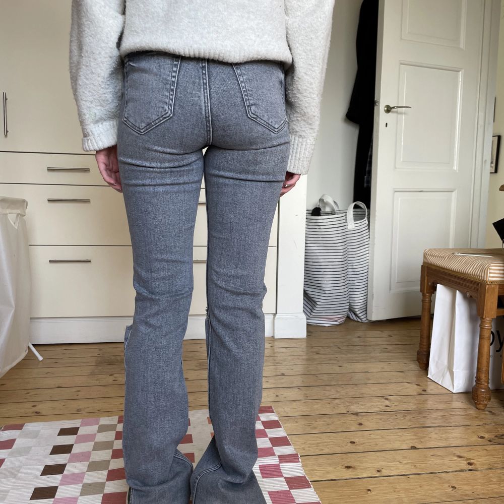 Zara ljusgrå jeans, High waist, långa ben med slits längst ned i sidan, hål över knän. Storlek 34. Grymt snygga till våren! Jag är 160 lång - de är perfekta för längre. . Jeans & Byxor.