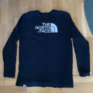 Långärmad t-shirt från The North Face! Jättebra skick, knappt använd, storlek M!