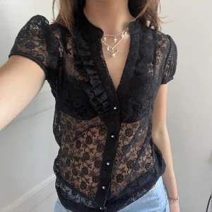 Spets topp!  - Så snygg blus i spets! Köppt på en liten exklusiv butik i Paris för 700kr om jag minns rätt❤️