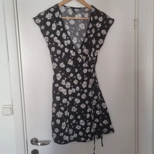 Söt klänning  - Från h&m. Storlek 38. Aldrig använd