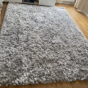 Rya matta  - 200x300 rya matta silver och grå i ny skick finns i Tyresö först till kvarn 