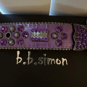 Lila B.B Simon bälte, har även låda. 105-110cm, hör av er vid frågor!
