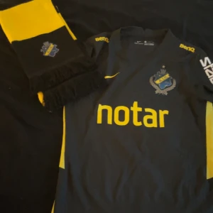 Aik tröja+ halsduk - Jag säljer denna aik tröja och halsduk för använder inte längre. De är i gott skick. Pris kan diskuteras.