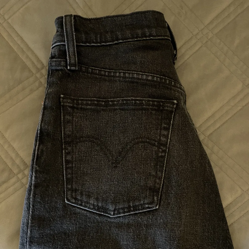 Ett par svarta Levi’s jeans i modell Ribcahe straight, storlek 25 i midjan. Säljer då de inte längre används💓. Jeans & Byxor.