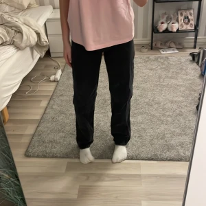 Straight jeans  - Dem här jätte fina jeansen från Gina Tricot/ Young Gina säljer jag för att dem då jag inte gillar högmidjat så mycket dem är straight💖💖 jag tar endast swish‼️