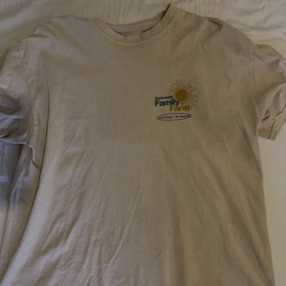 Jöttefin tröja från Urban outfitters köpt för ett halvår sen! Använd rätt så mycket men inte defekter!  Säljer pga inte min stil längre! Nypris 260🫶 skriv för frågor! Använd gärna köp nu! Ps: första bilden är baksidan!. T-shirts.