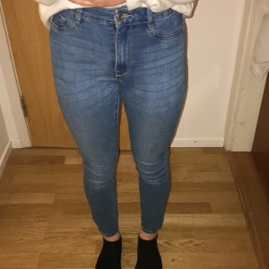 Blåa skinny-jeans - Skinny jeans i fint skick